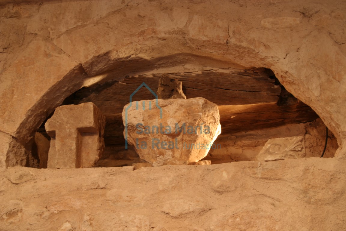 Detalle de un arco cegado sobre el que se encuentran piezas descontextualizadas
