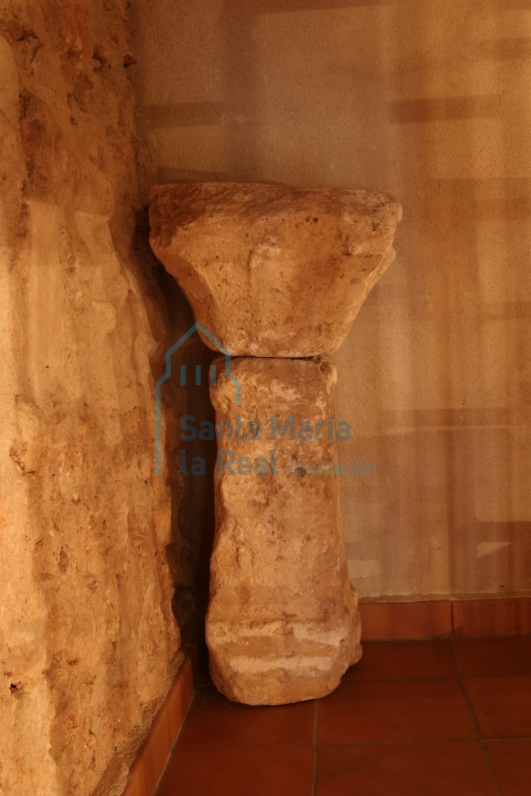 Capitel y elemento descontextualizado
