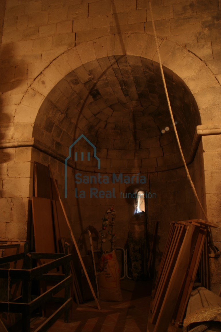Vista interior del ábsidiolo de la torre