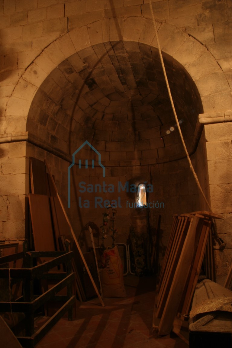 Vista interior del ábsidiolo de la torre
