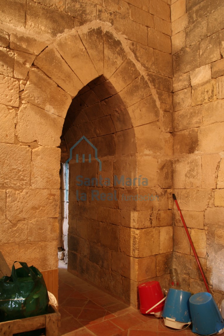 Arco notablemente apuntado en el interior del piso bajo de la torre