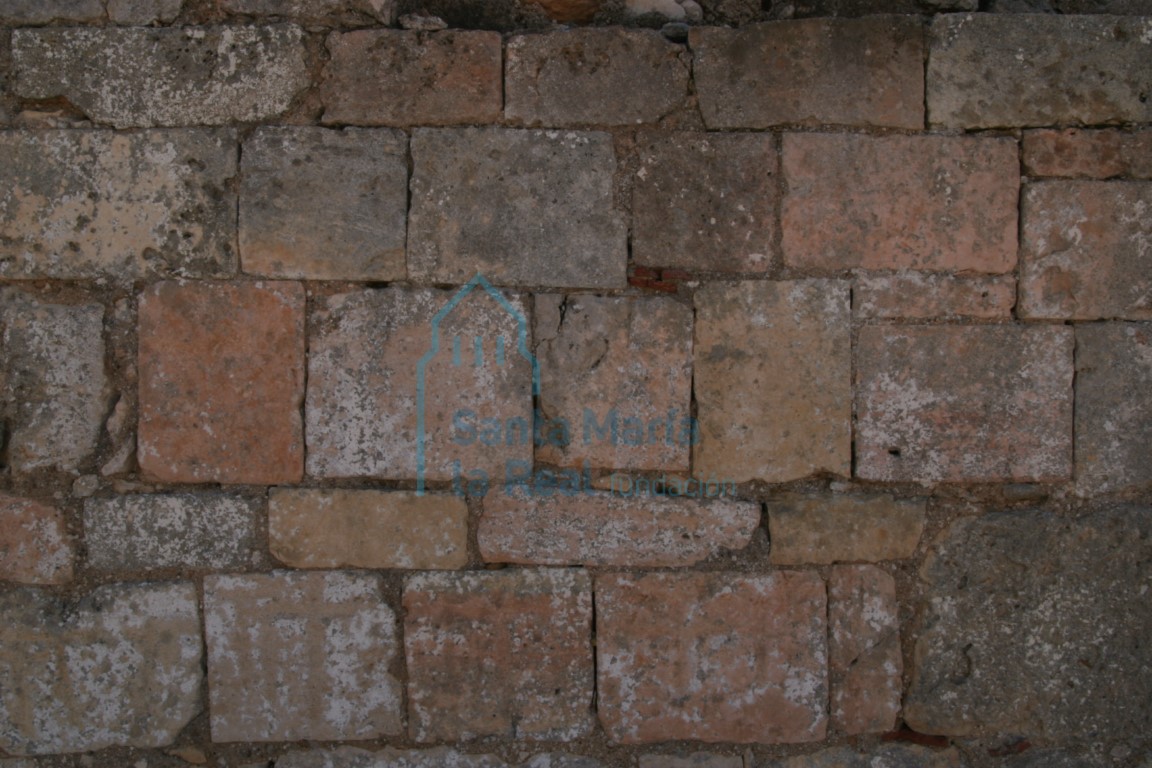 Detalle del aparejo del muro de la iglesia