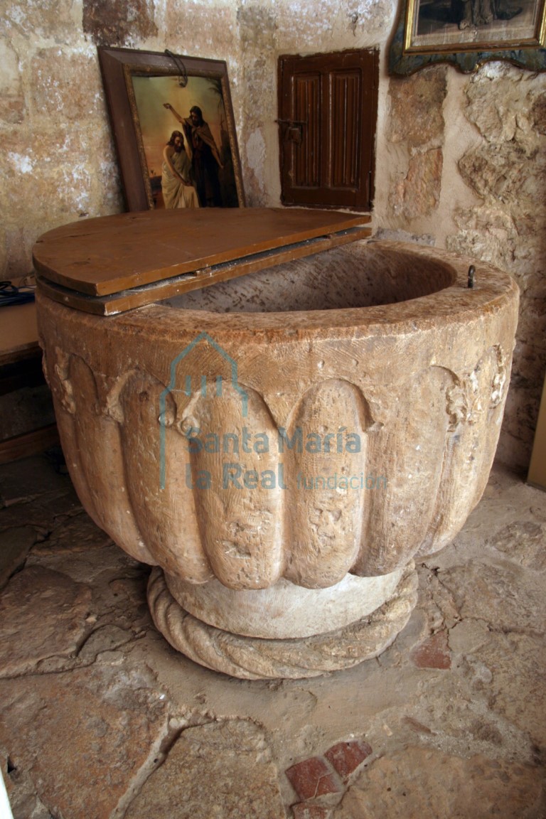 Pila bautismal con gallones coronados con arquillos