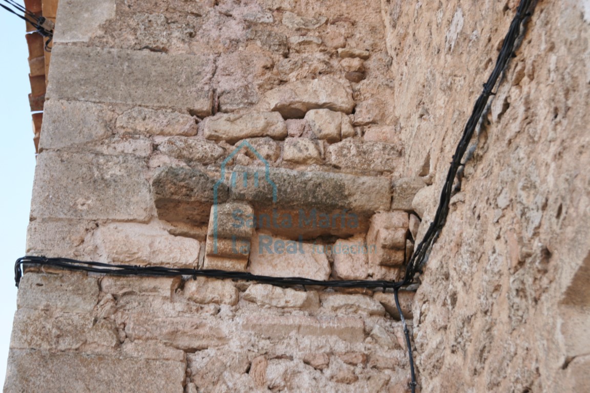 Detalle de la antigua cornisa del  testero