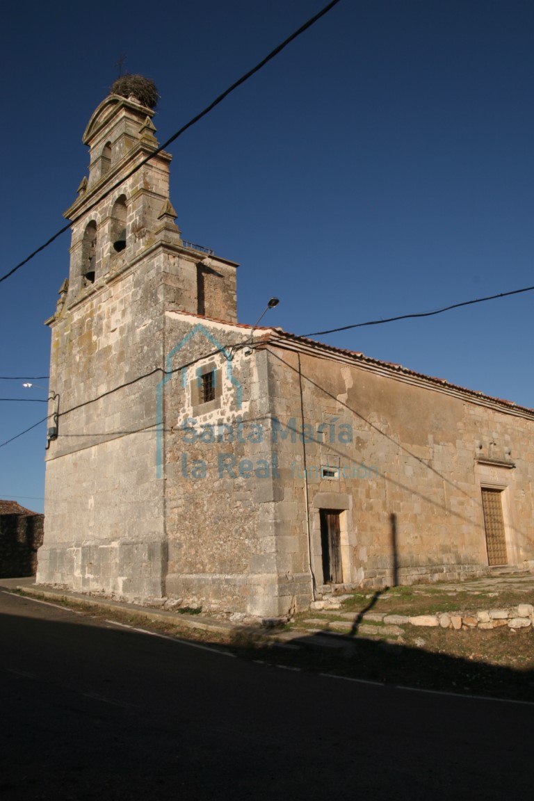 Vista exterior de la iglesia desde el sudoeste