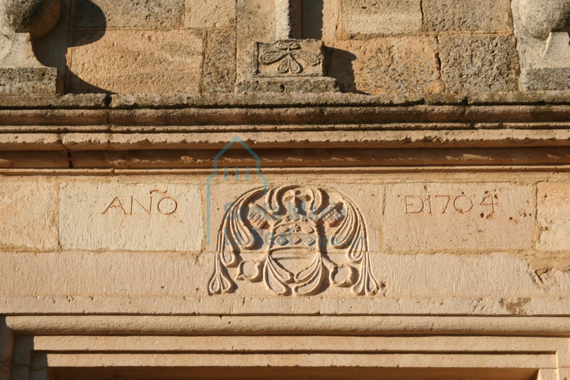 Detalle del escudo sobre la portada meridional