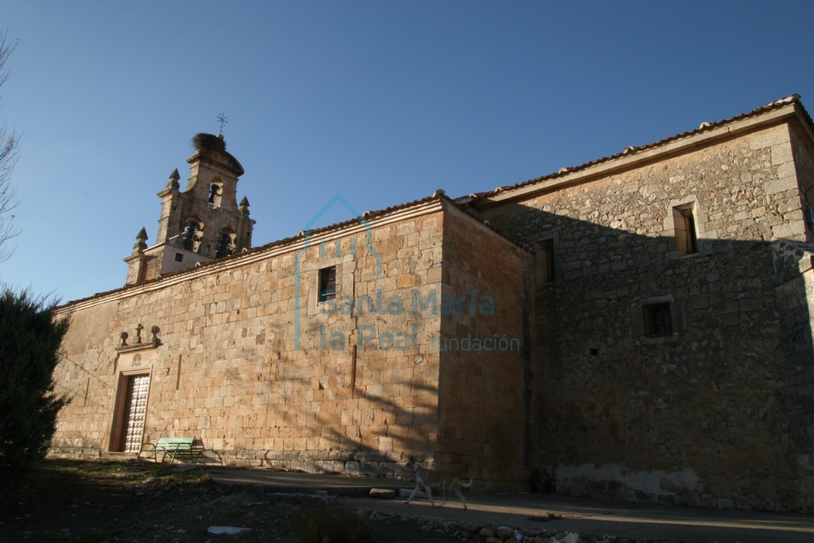 Vista exterior de la iglesia desde el sudeste