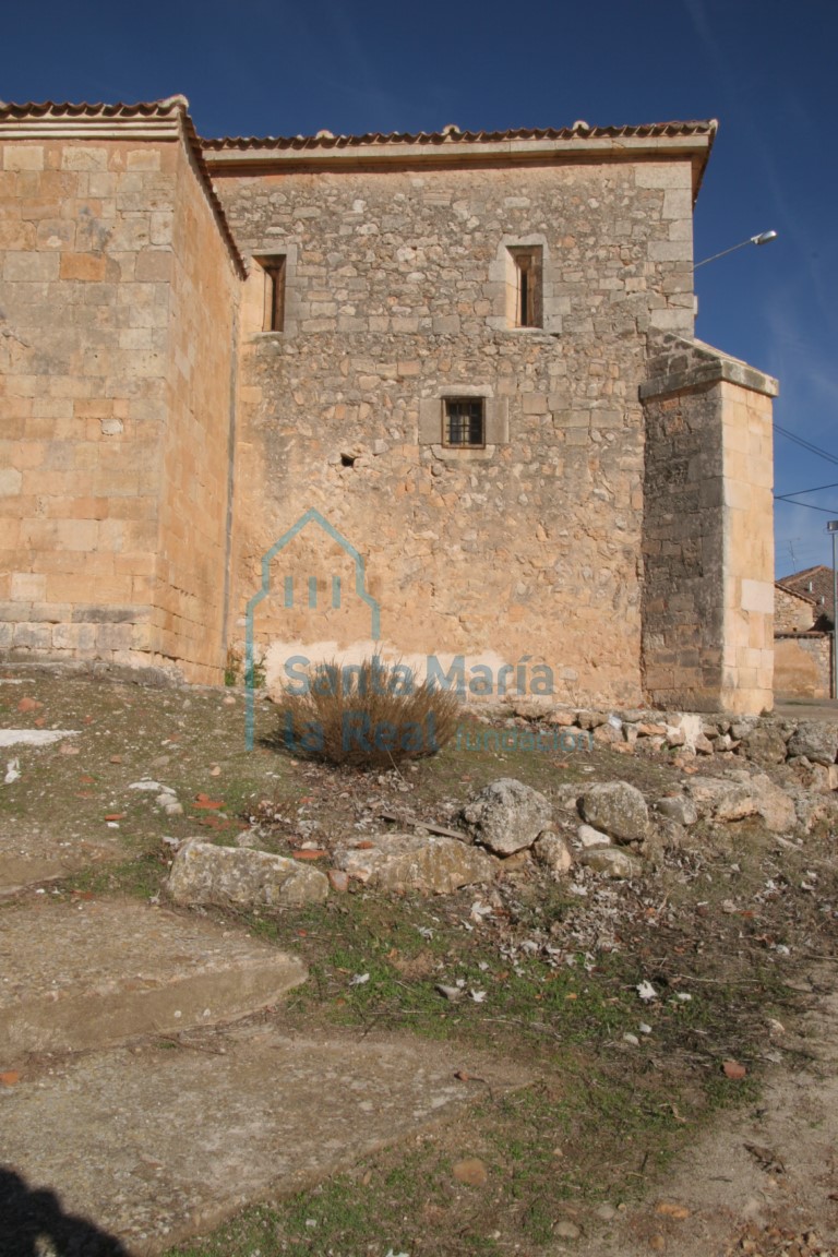 Vista exterior del lado sur de la cabecera