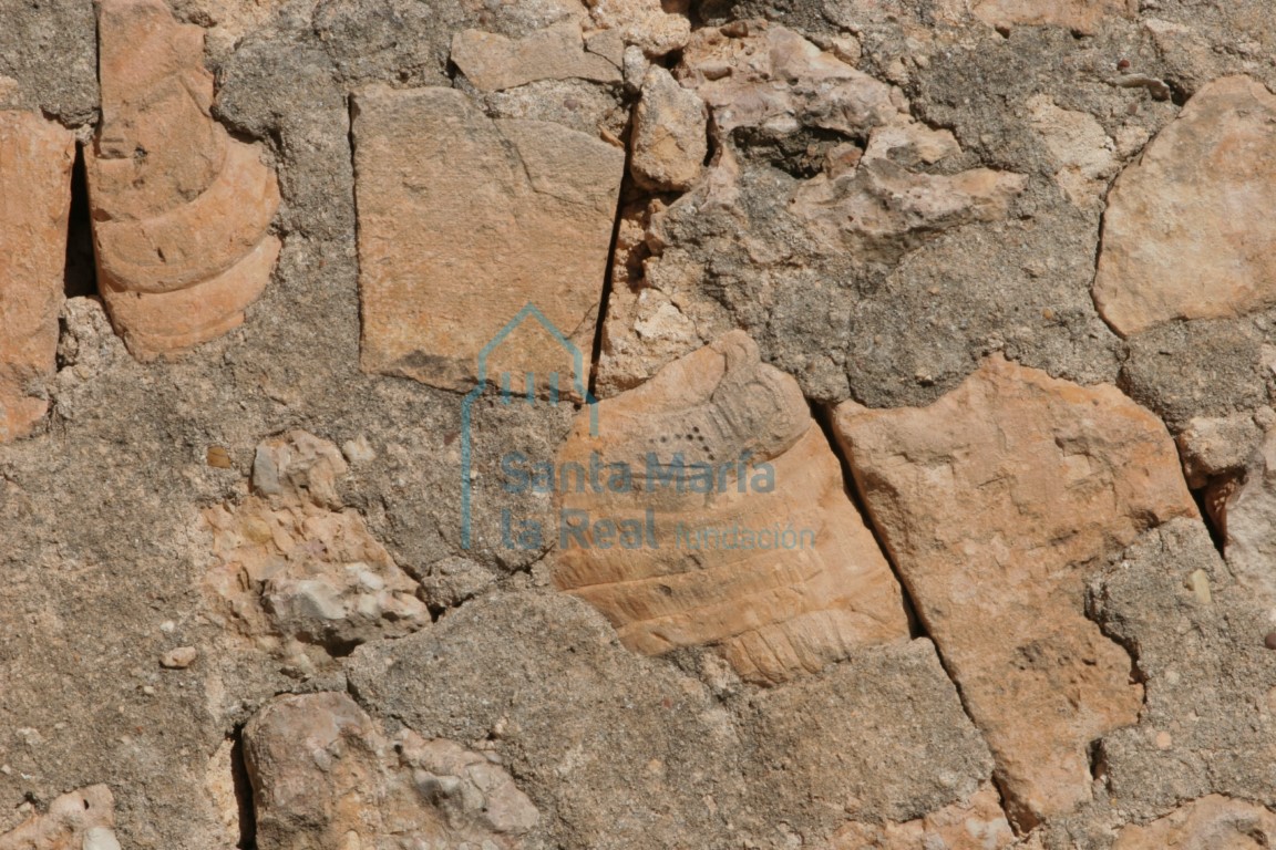 Elementos reutilizados en el muro
