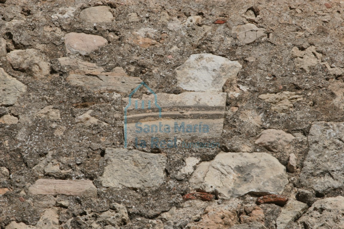 Elementos reutilizados en el muro