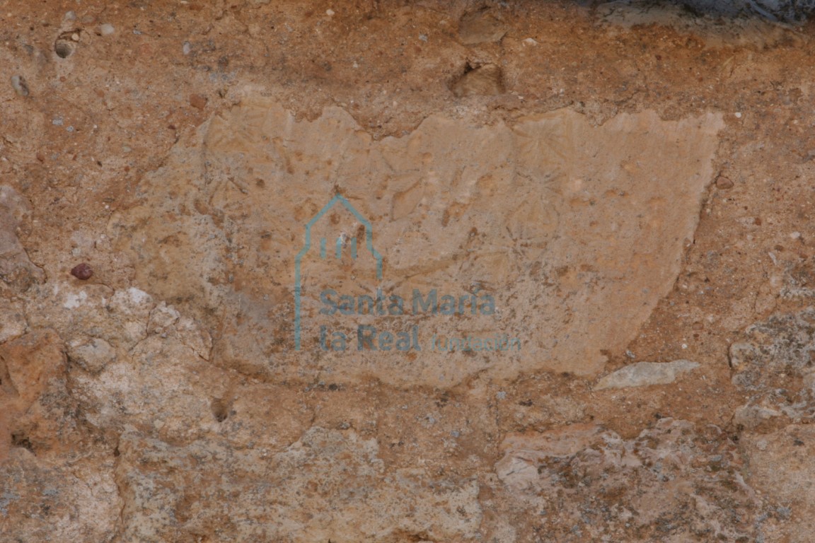 Elemento reutilizado en el muro