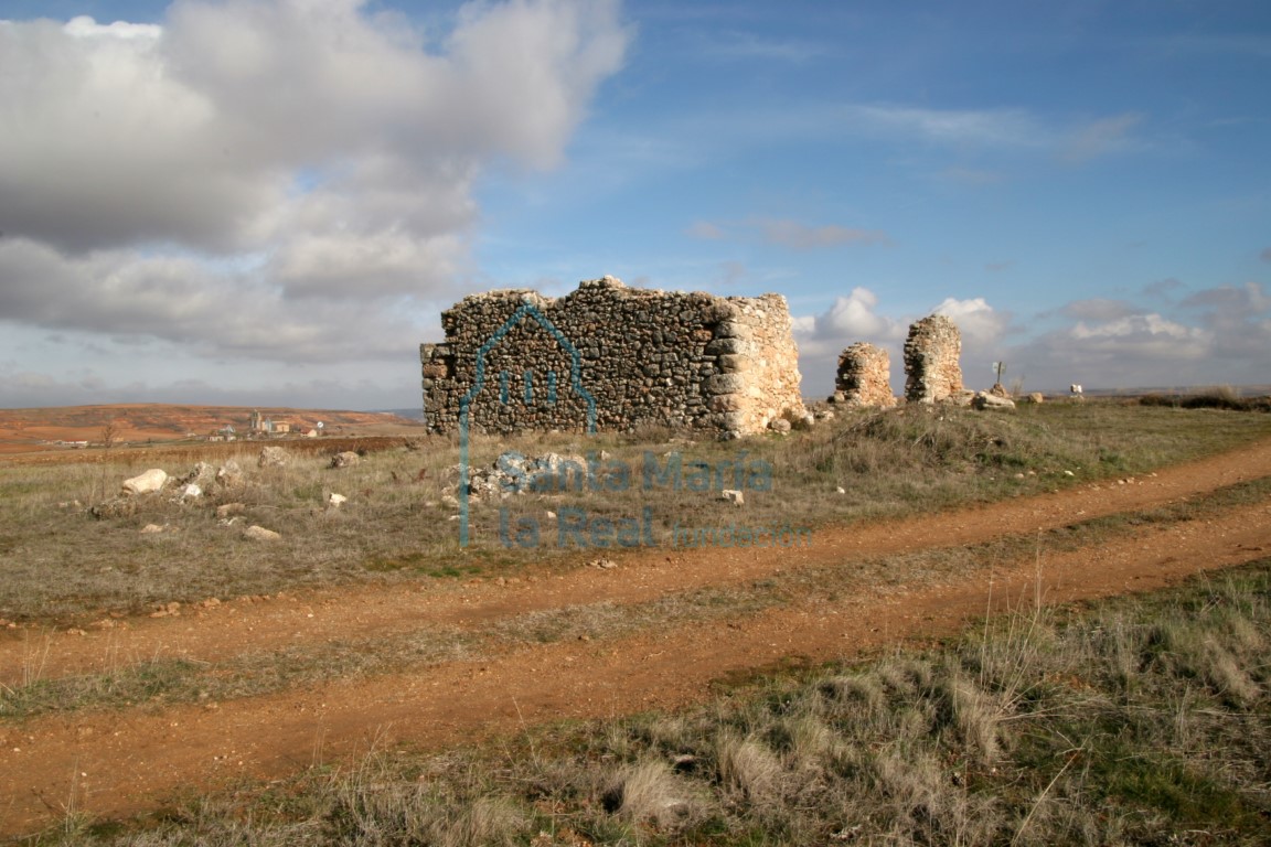 Las ruinas de la ermita de San Roque con Valdevarnés al fondo