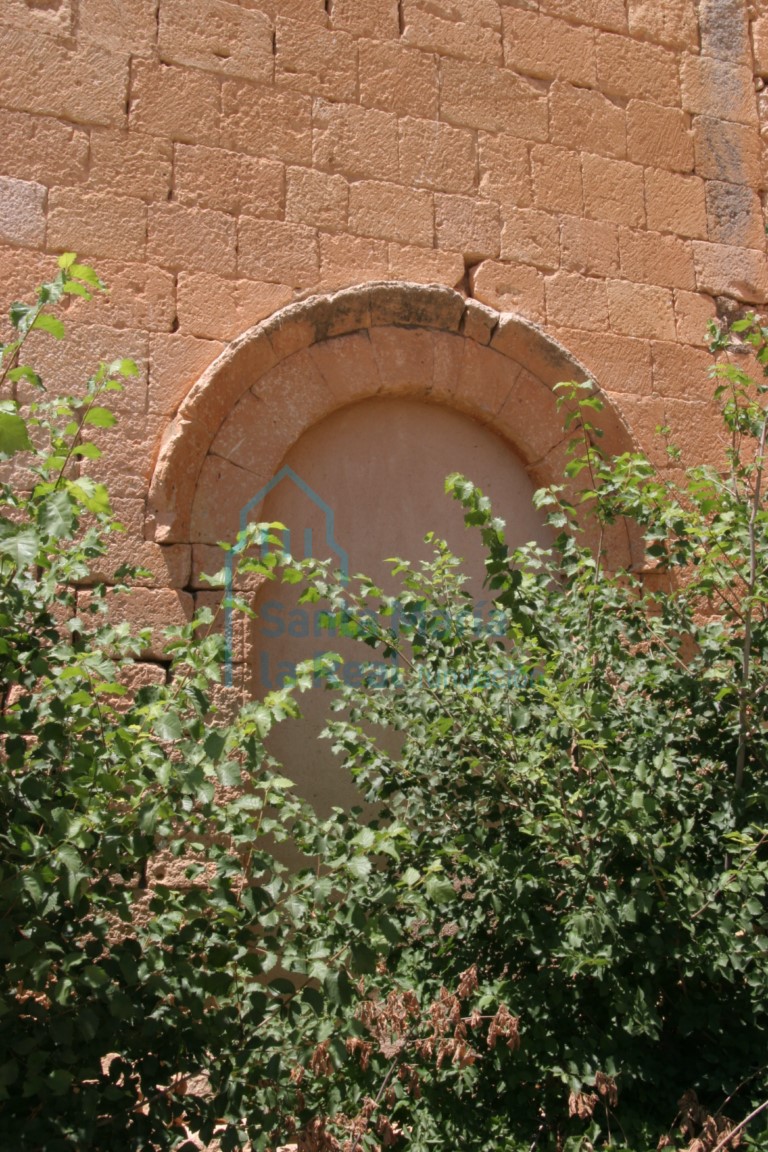 Arco cegado del muro oriental de la galería porticada
