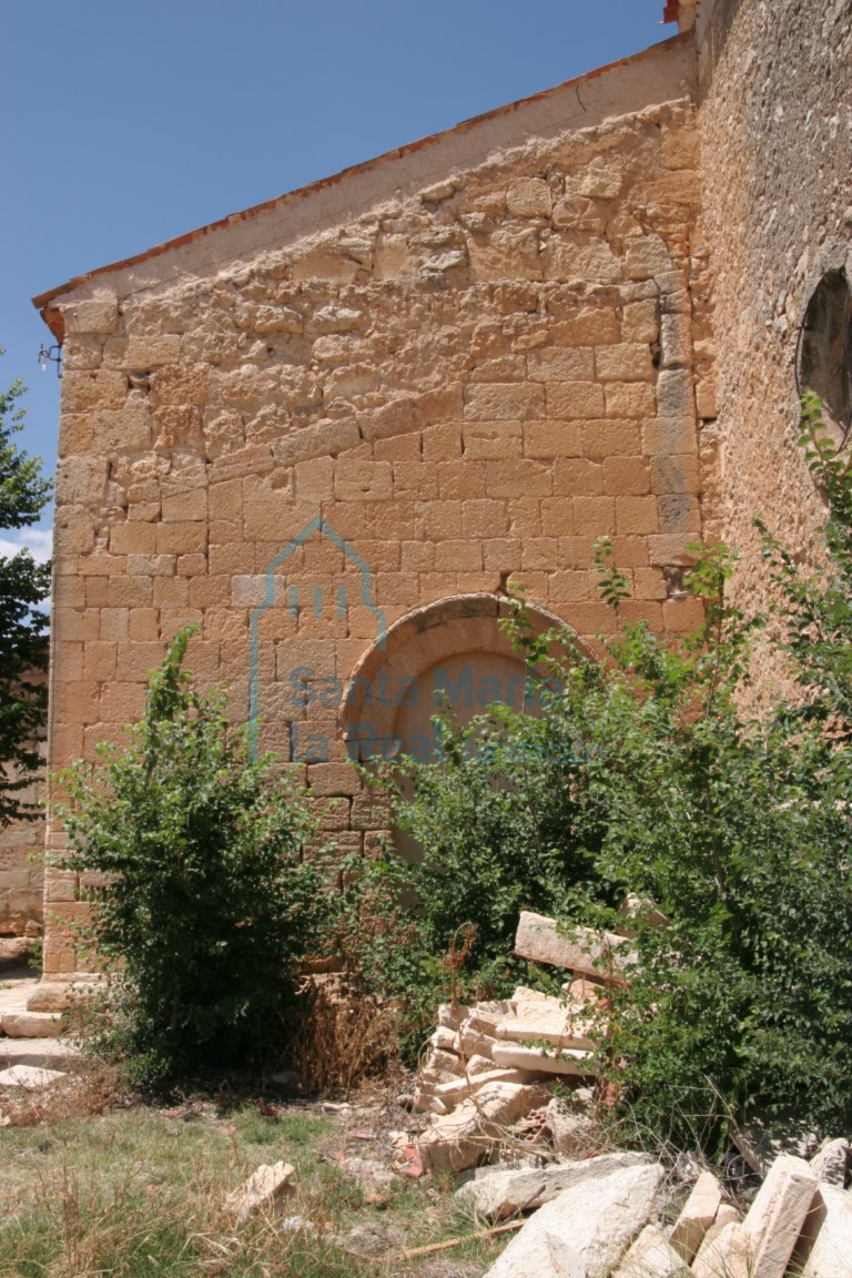 Arco cegado del muro oriental de la galería porticada