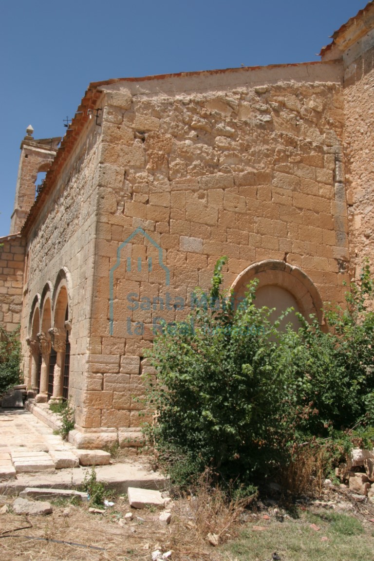 Arco cegado del muro oriental de la galería porticada