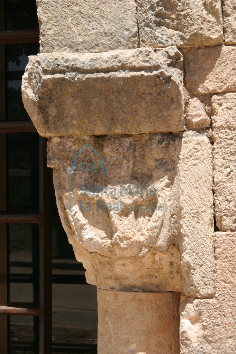 Capitel de la galería porticada