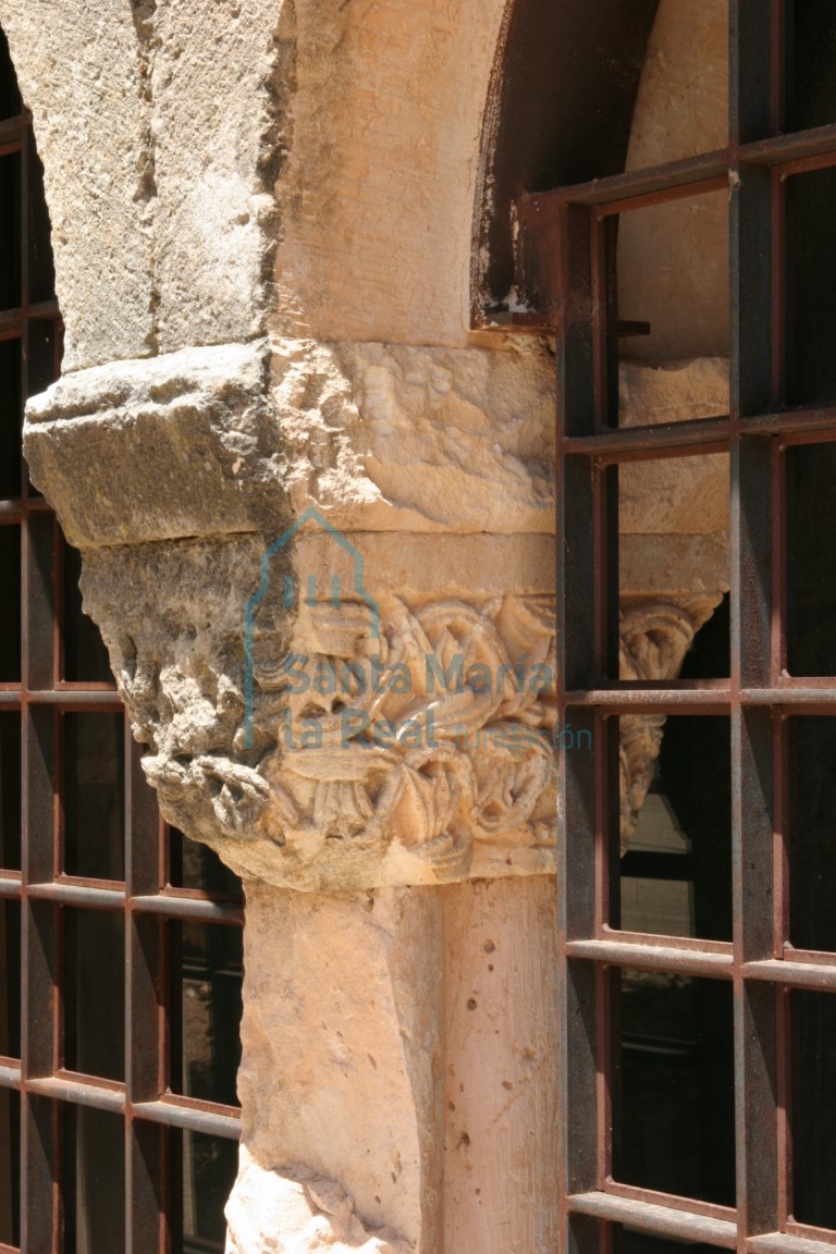 Capitel de la galería porticada