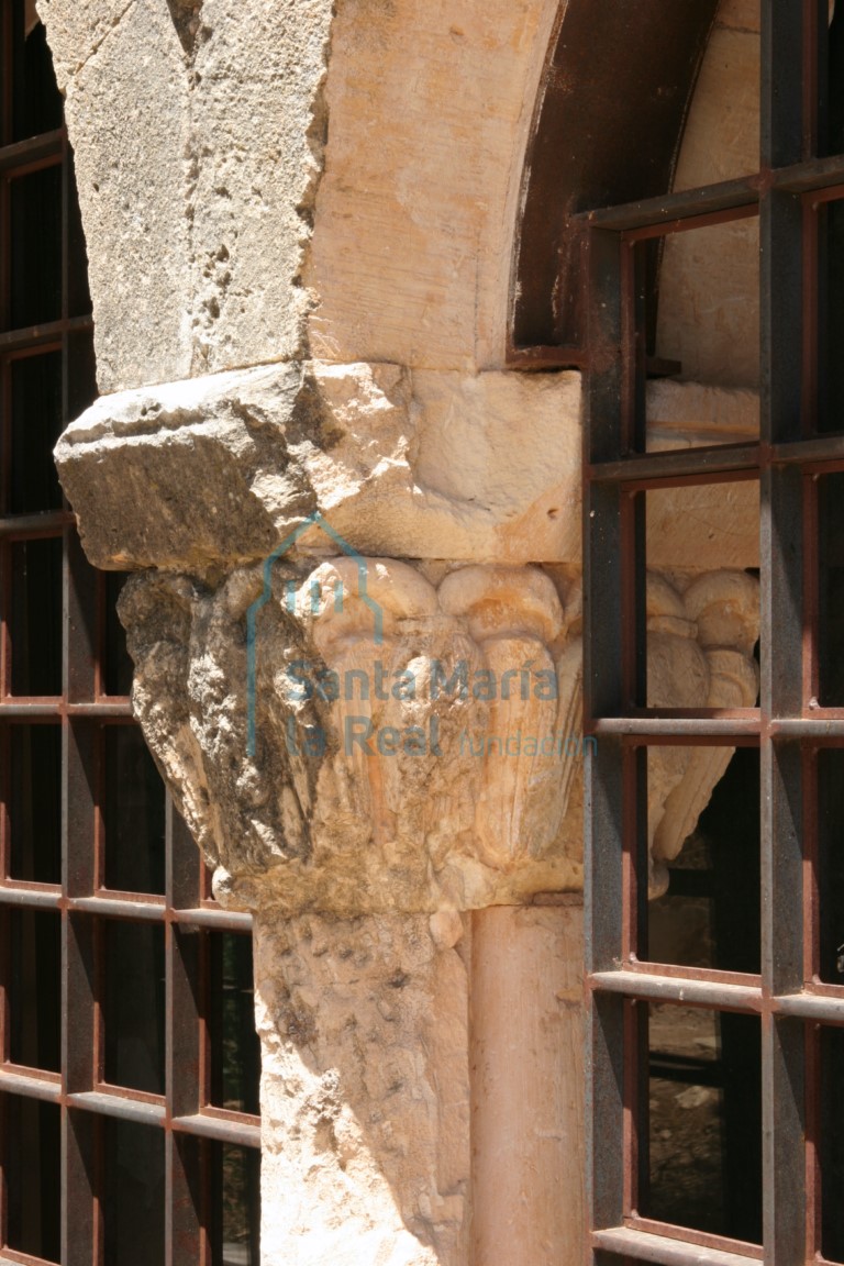 Capitel de la galería porticada