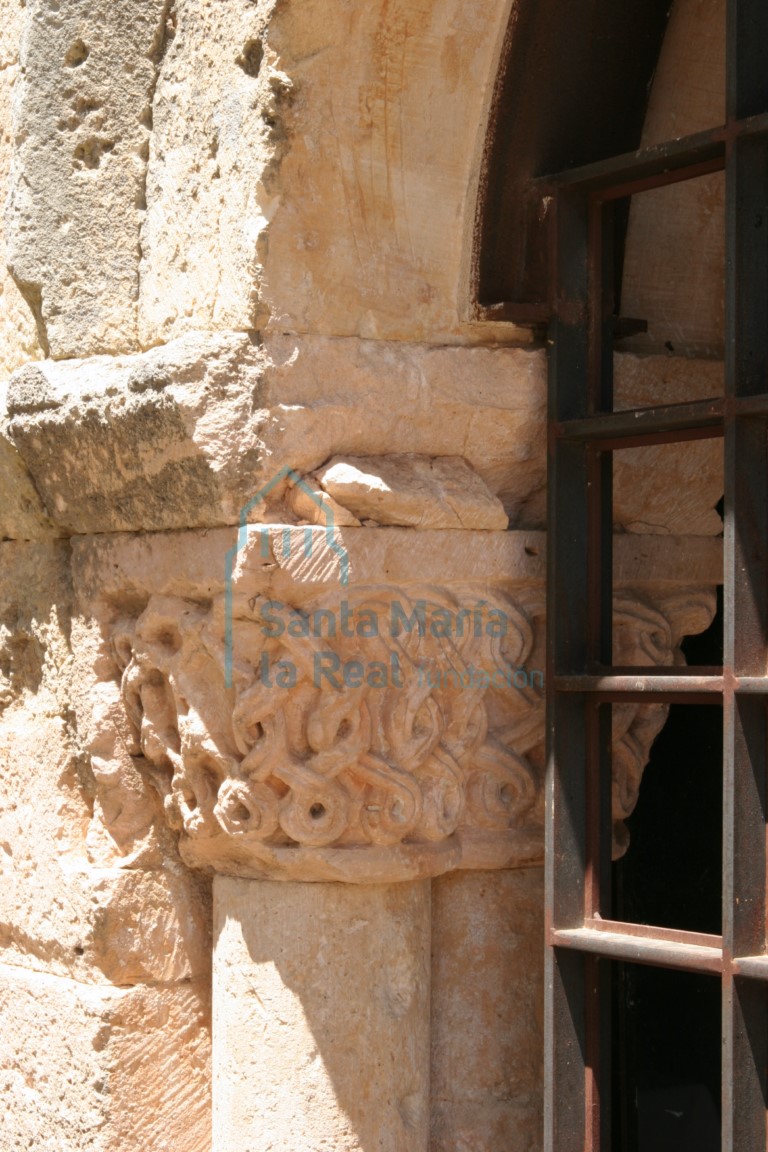 Capitel de la galería porticada