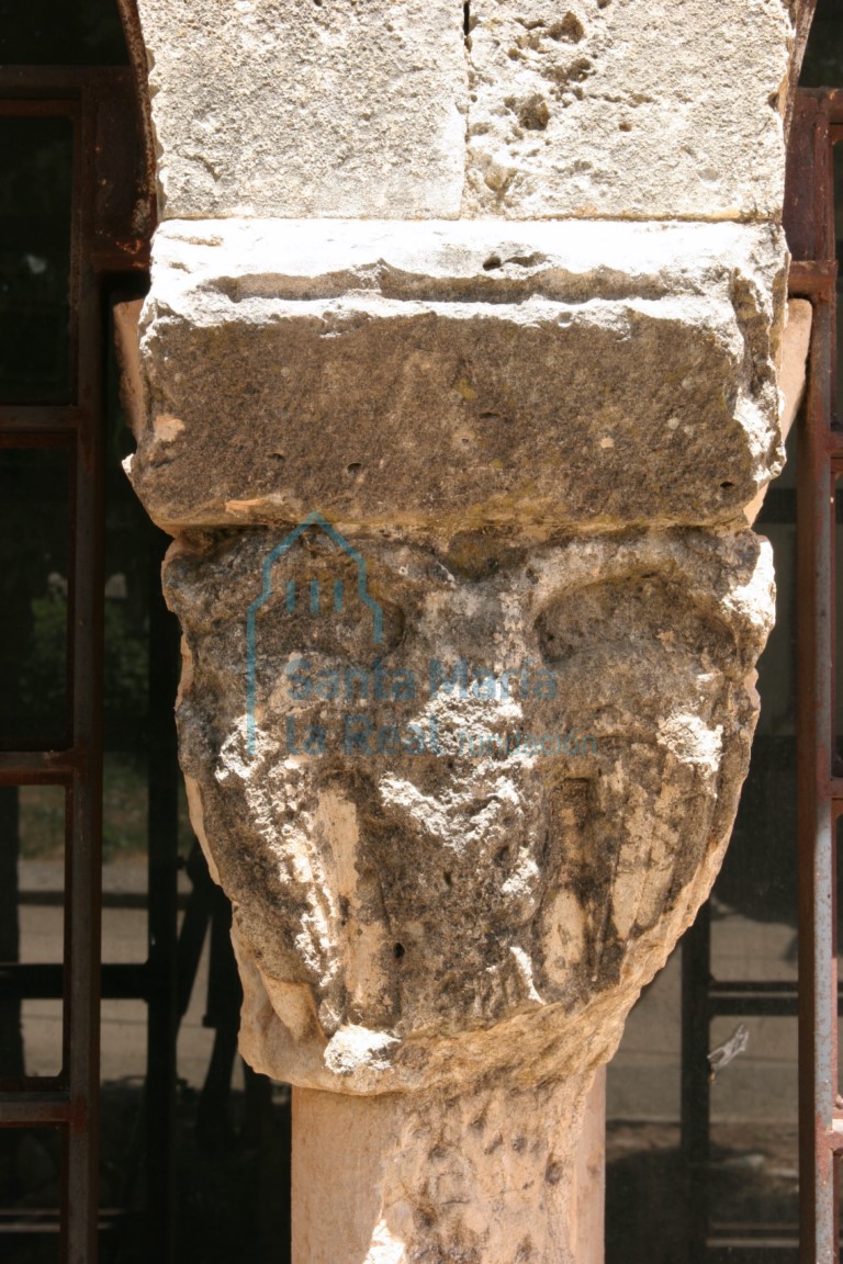 Capitel de la galería porticada