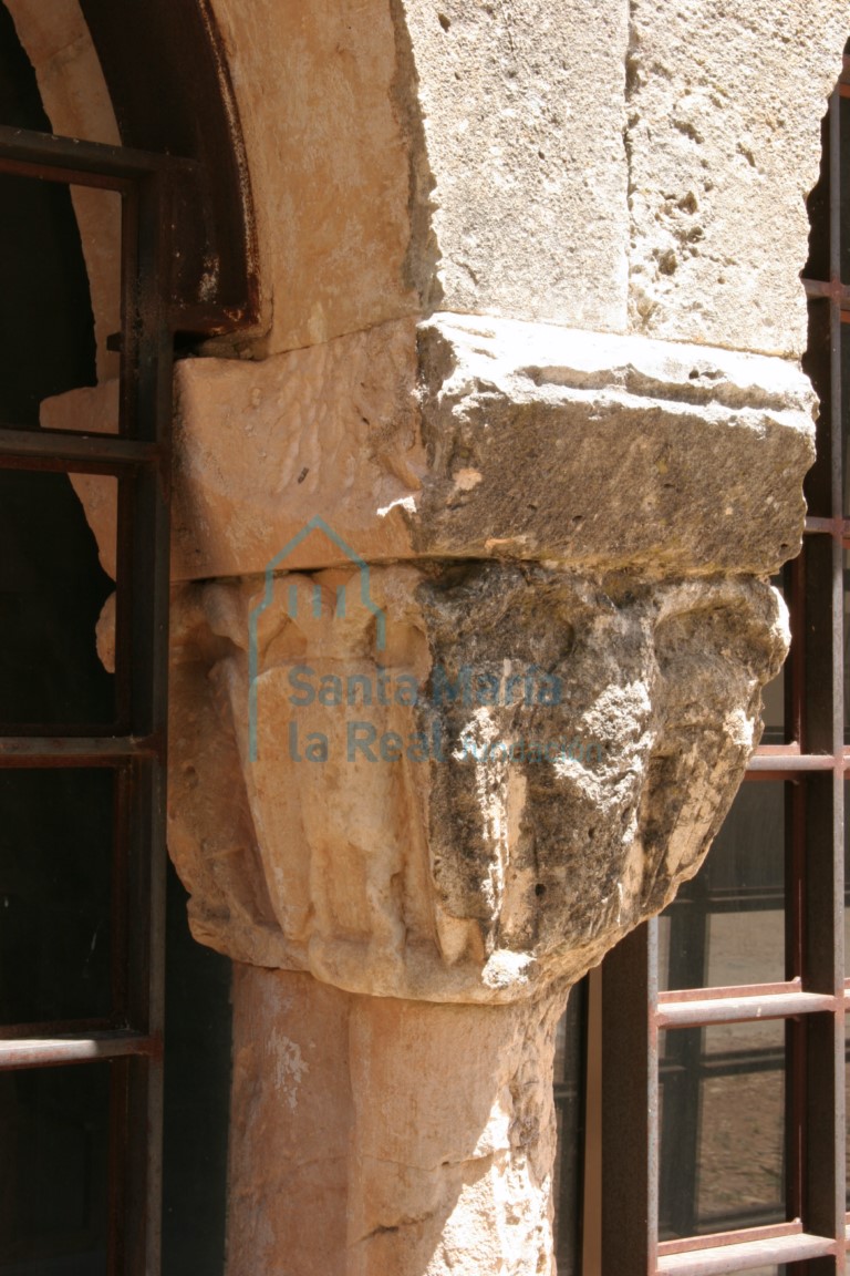 Capitel de la galería porticada
