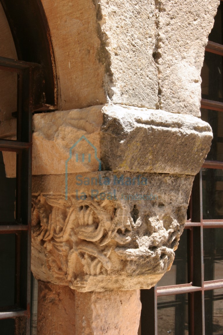 Capitel de la galería porticada