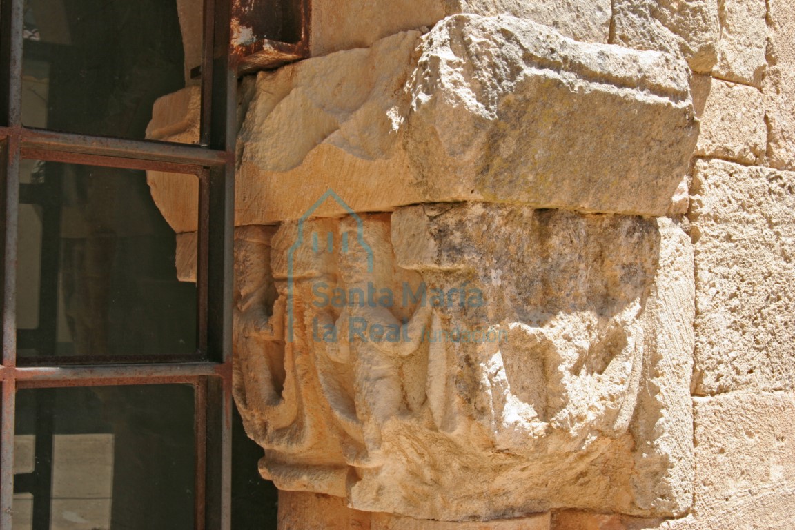 Capitel de la galería porticada