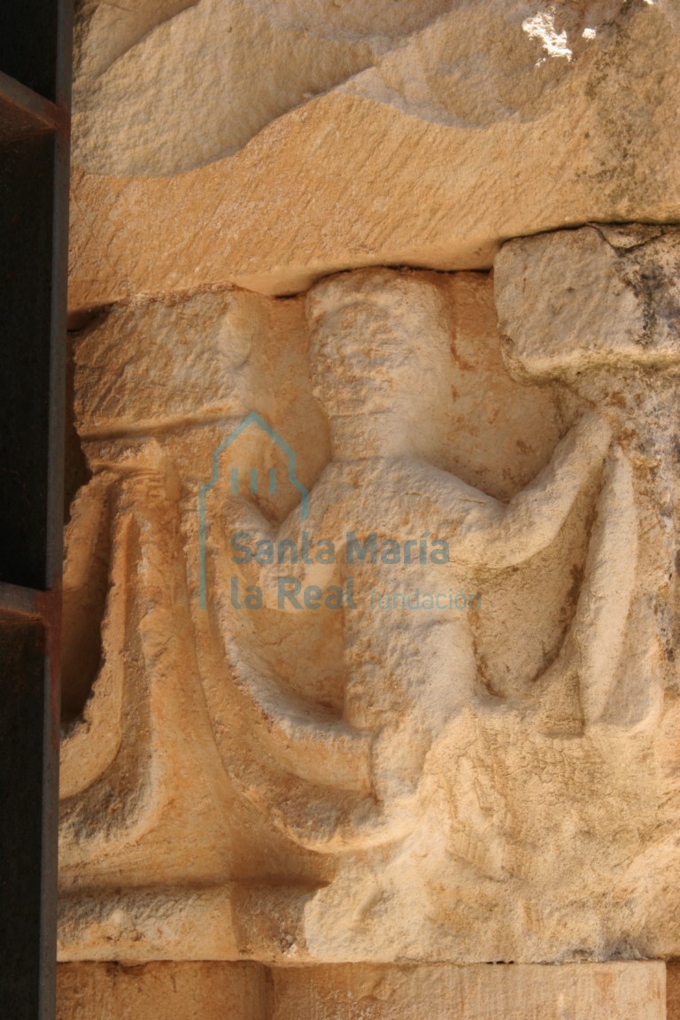 Detalle de un capitel de la galería porticada