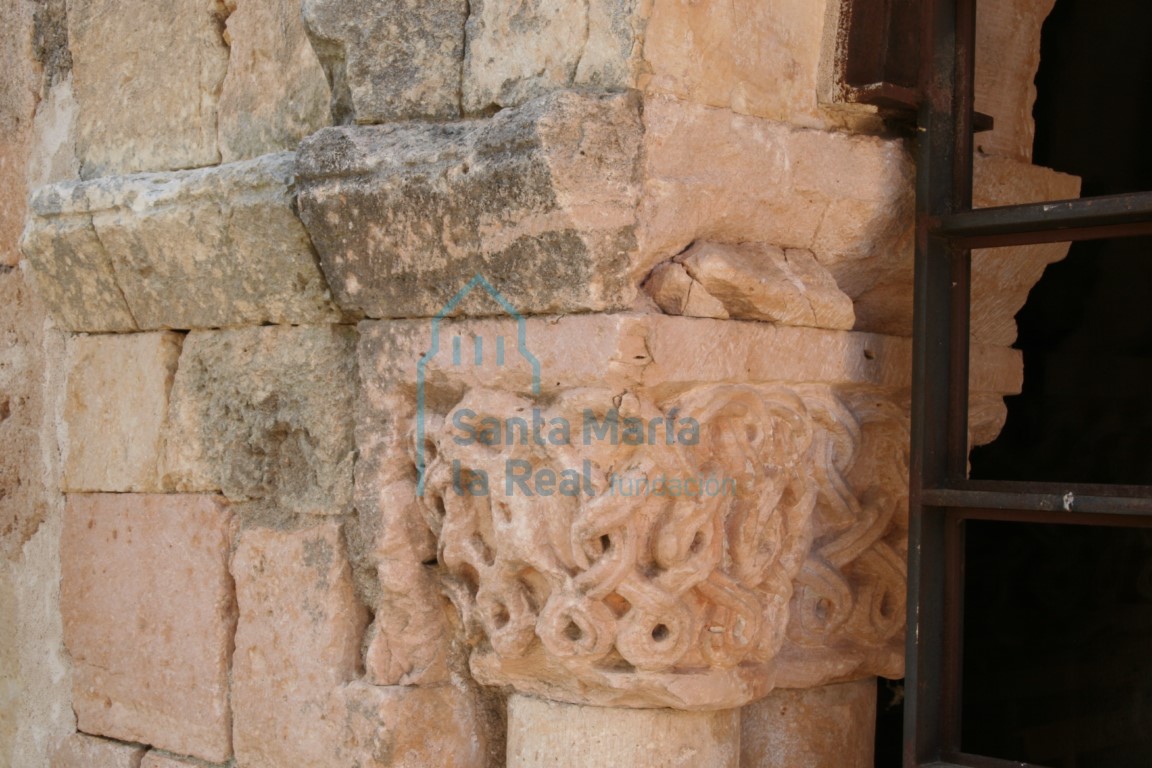 Capitel de la galería porticada
