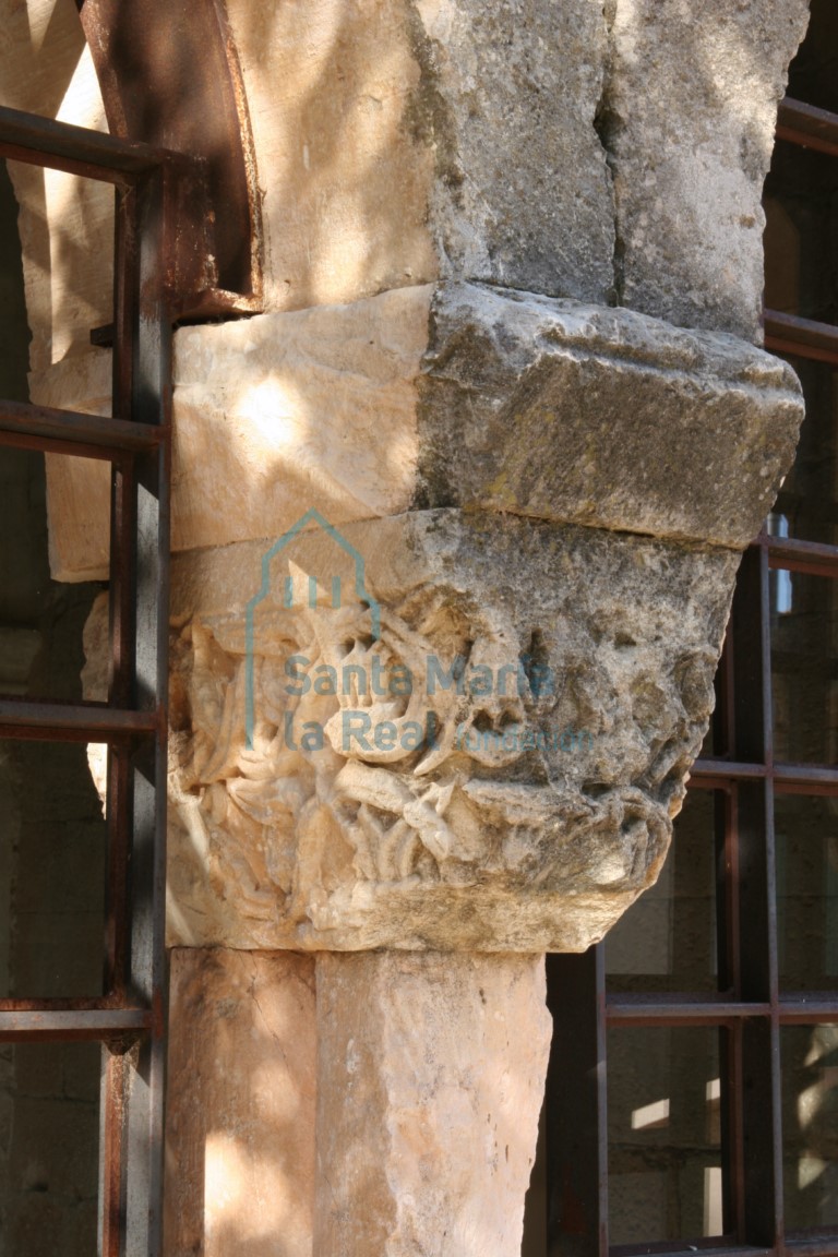 Capitel de la galería porticada