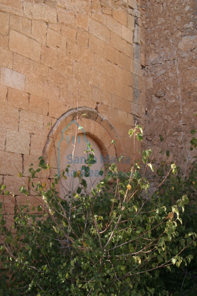 Arco cegado del muro oriental de la galería porticada