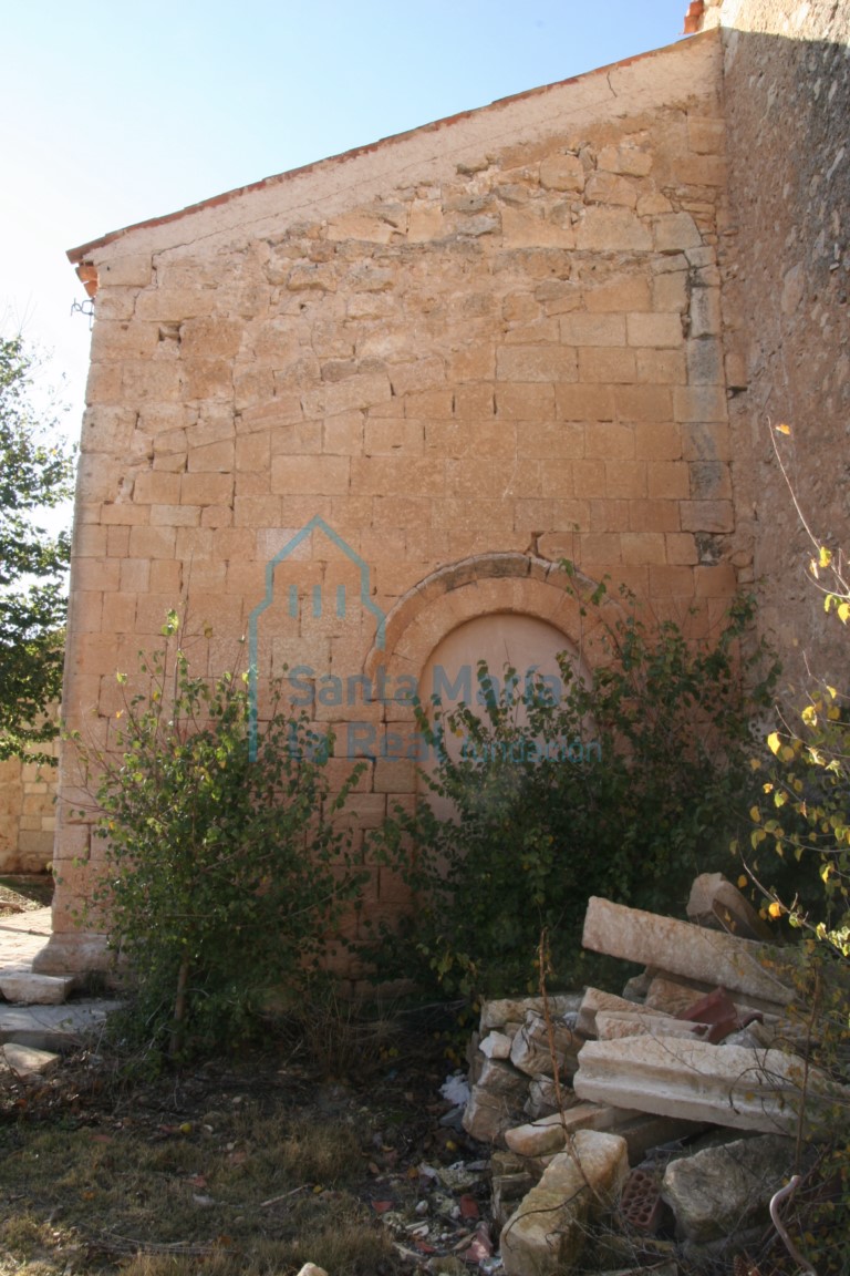 Arco cegado del muro oriental de la galería porticada