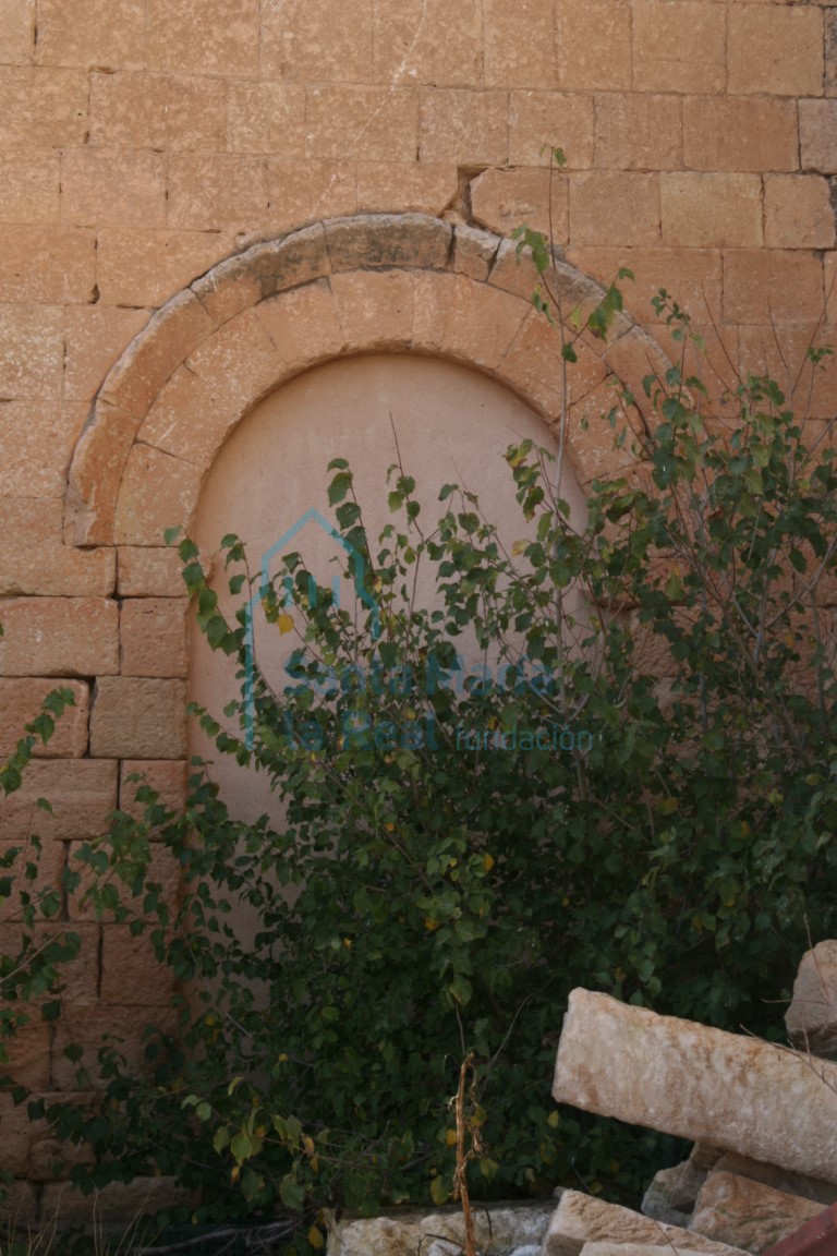 Arco cegado del muro oriental de la galería porticada