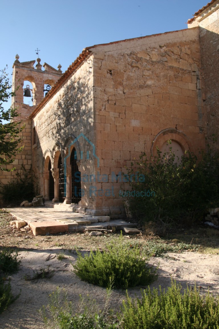 Vista de la galería porticada y espadaña Vista de la galería porticada y espadaña