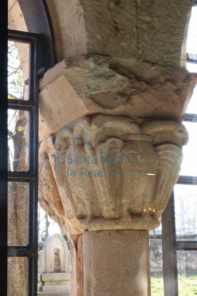Capitel de la galería porticada