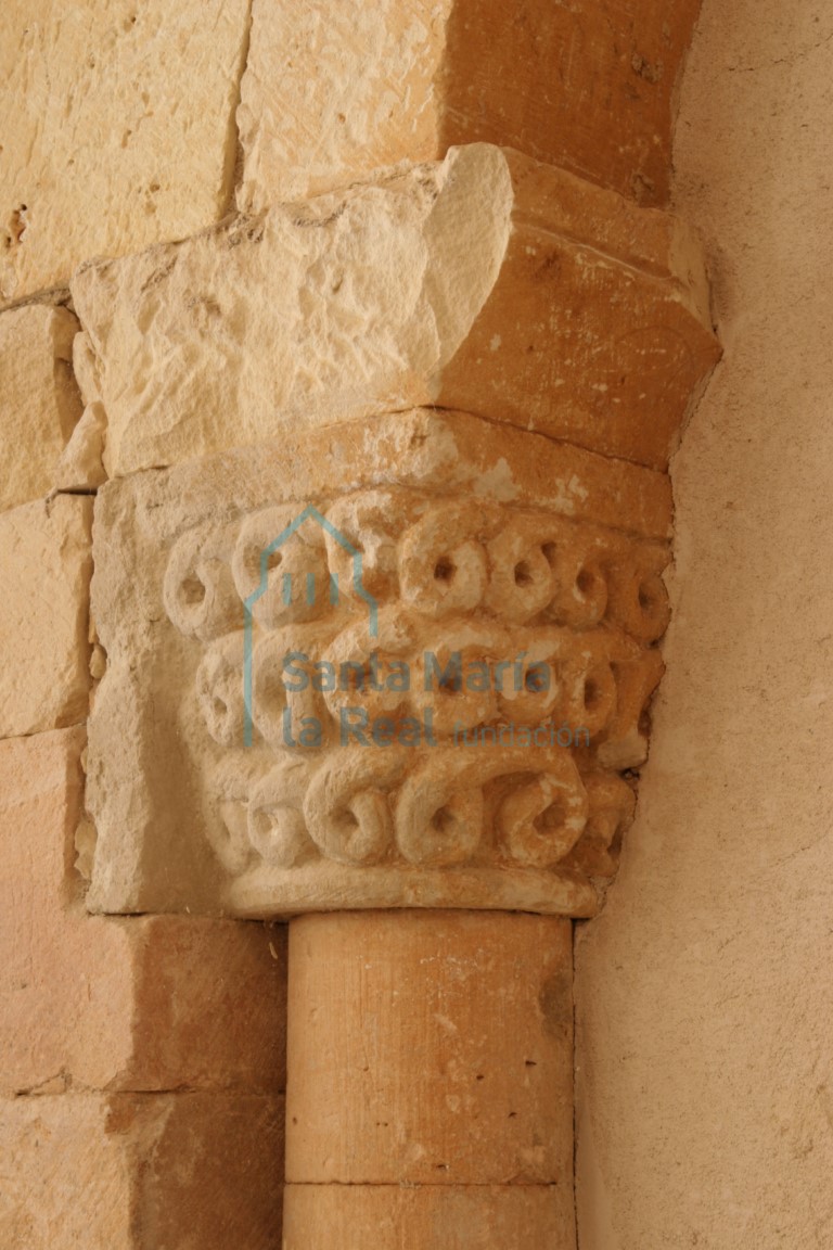 Capitel de la arquería en el muro de la nave sur