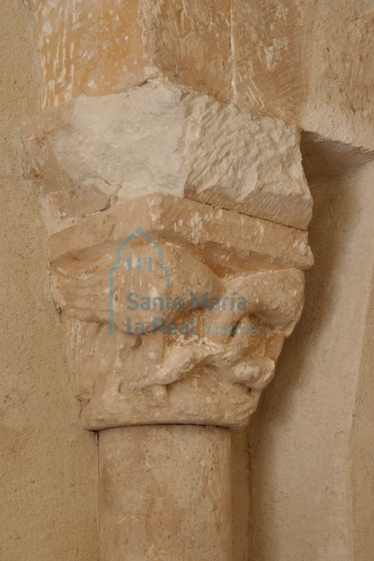 Capitel de la arquería en el muro de la nave sur