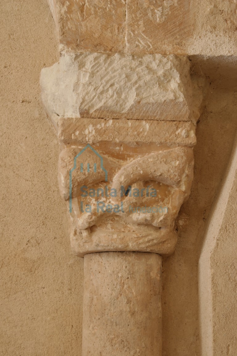 Capitel de la arquería en el muro de la nave sur