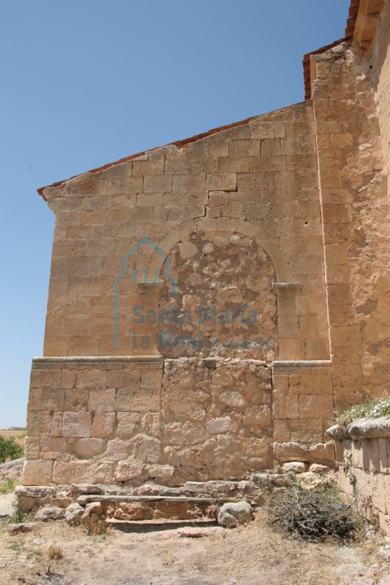 Acceso cegado en el este al portico