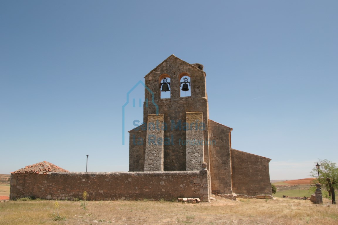 Exterior oeste, espadaña y contrafuertes