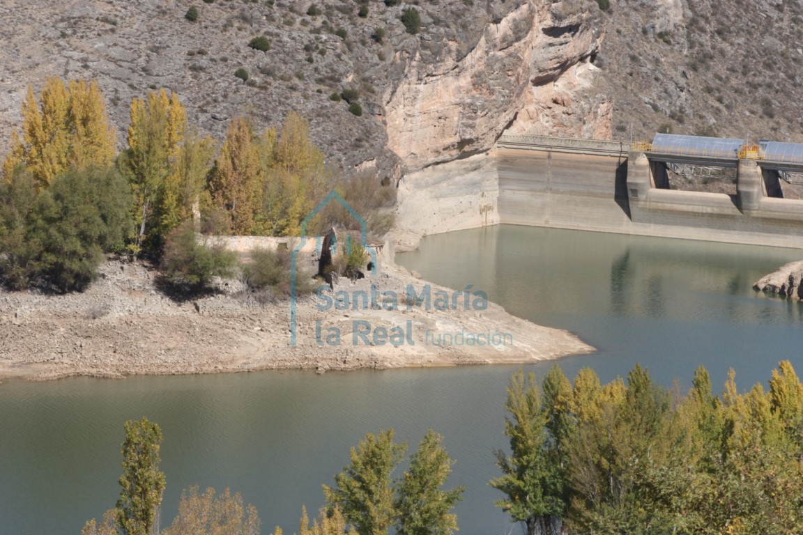 Vista de los restos del templo, con el muro del pantano al fondo