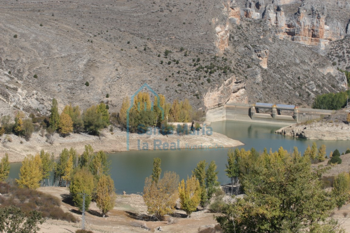 Vista de los restos del templo, con el muro del pantano al fondo