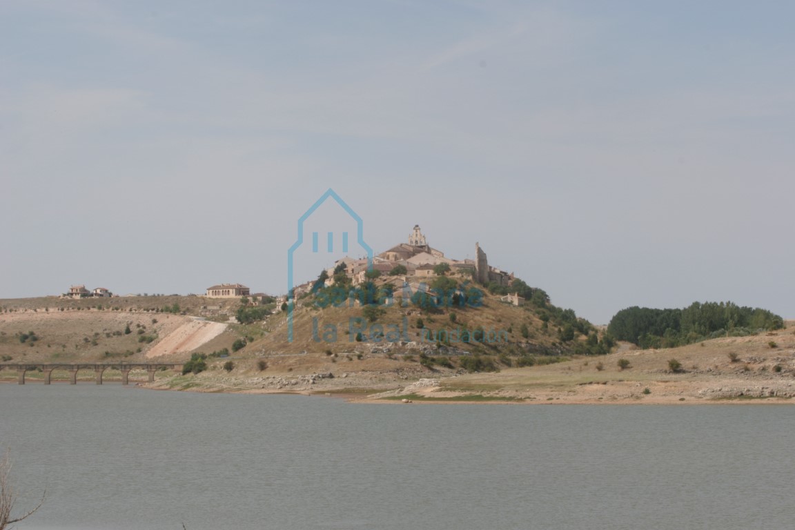 Vista de Maderuelo desde el este, con los restos del castillo y destacando la fábrica de Santa María