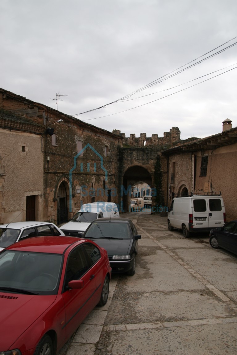 Maderuelo, por una de sus calles que da a un arco