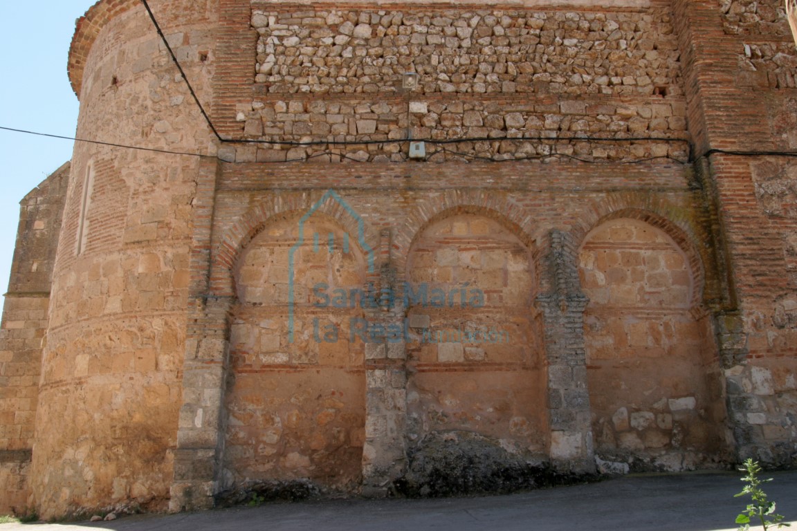 Detalle de la arquería del muro norte del prebisterio