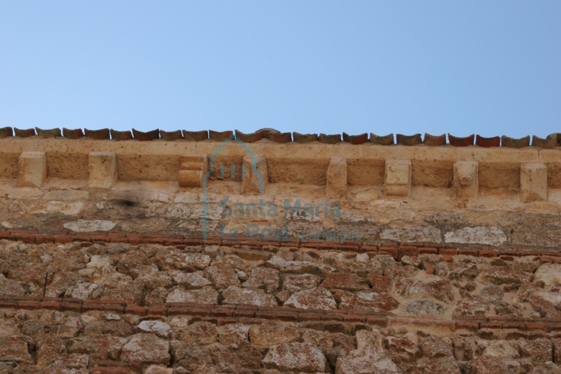 Detalle de los canecillo y las hiladas de ladrillo del muro norte