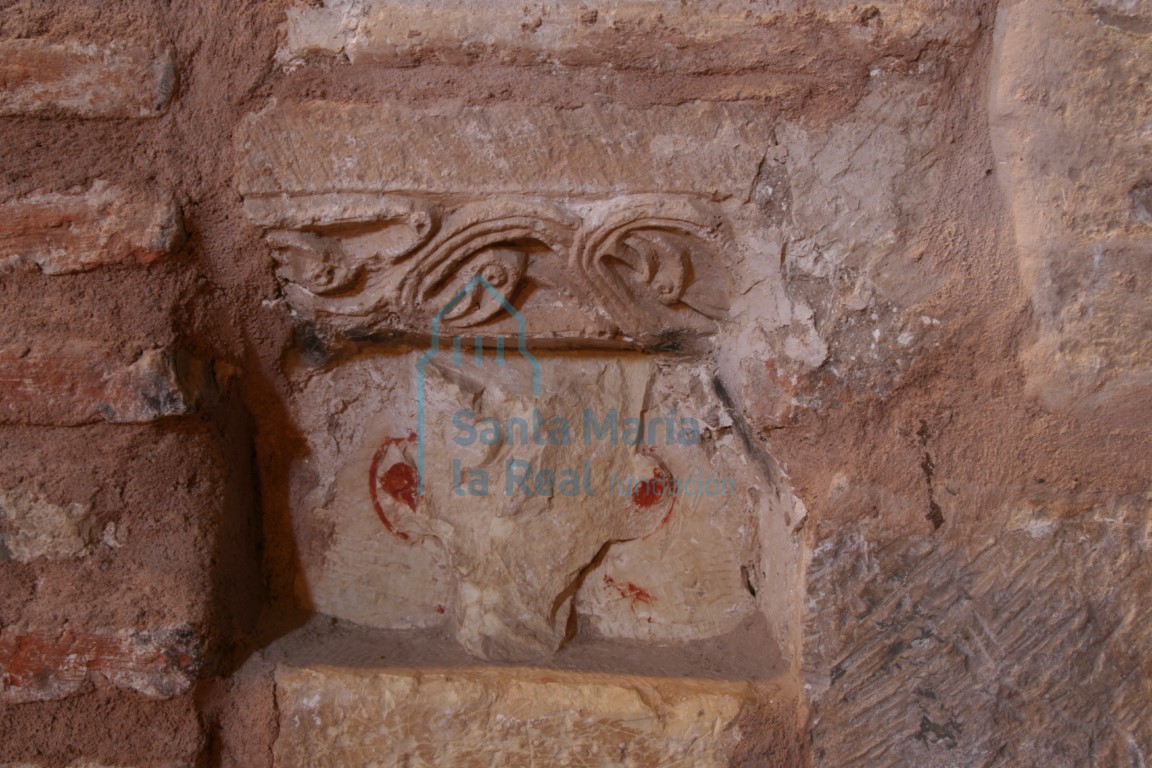 Restos de capitel y cimacio