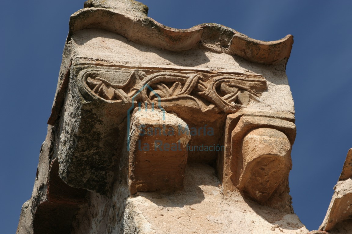 Canecillos y cornisa reutilizados en el muro sur