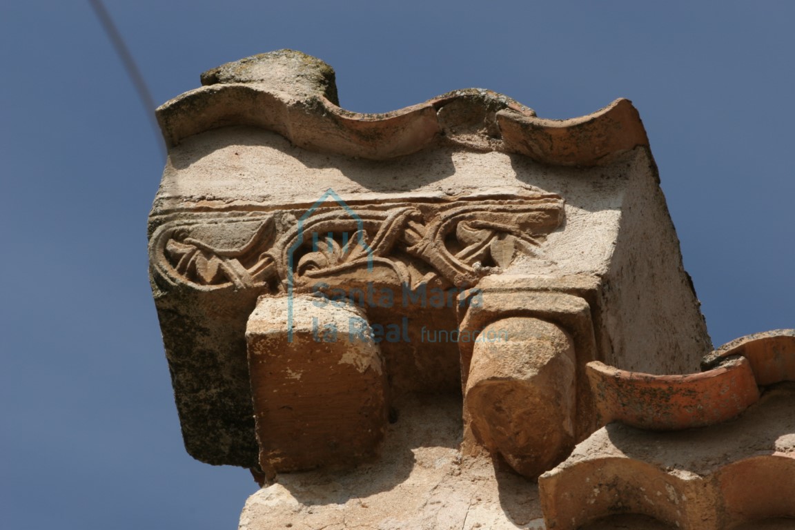 Canecillos y cornisa reutilizados en el muro sur