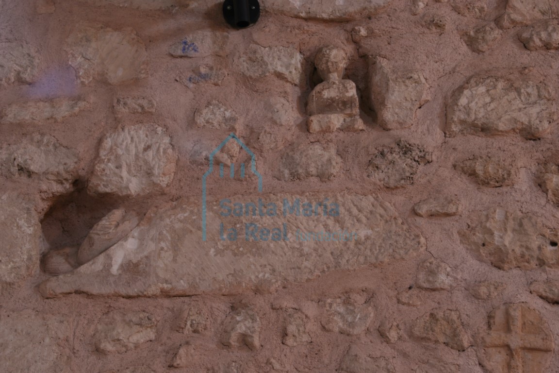 Canecillo de una figura masculina empotrado en el muro